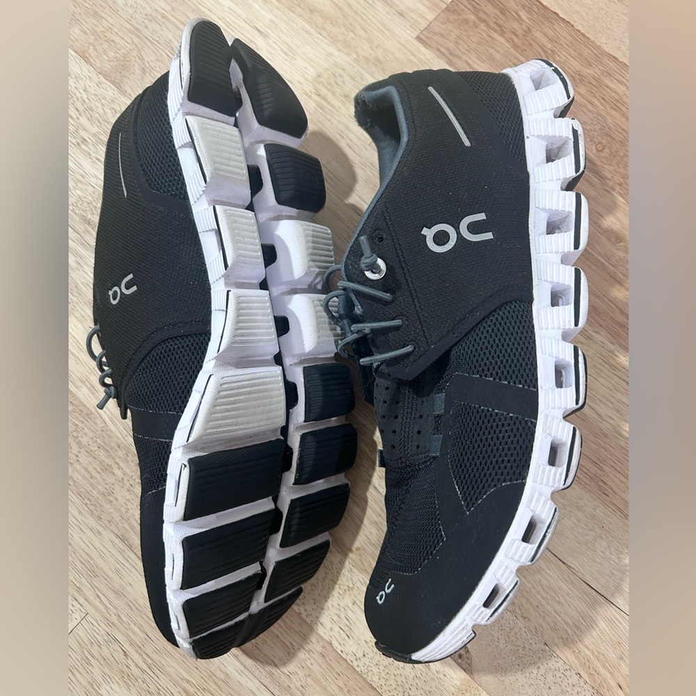 On Running women’s size 10 Black and White Sneakers